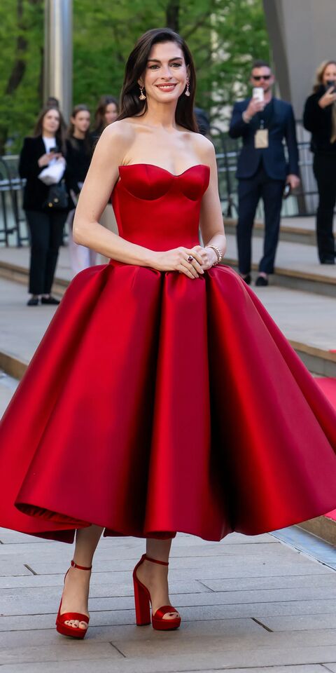 Photo: Getty Images. Anne Hathaway wearing Louis Vuitton